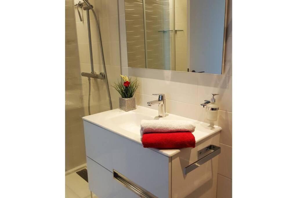 Modern Apartment With Stunning Sea View カラ・ミラー エクステリア 写真
